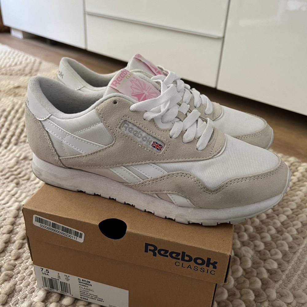 Reebok CL Nylon in white/neutral/pink